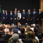 Foto apresenta equipe de secretários indicados em janeiro de 2019 para compor o Ministério da Educação (MEC) de Jair Bolsonaro. Além dos secretários, também aparece na foto o à época ministro da educação, Ricardo Vélez.