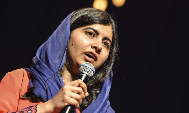 Em foto, é possível ver a ativista paquistanesa Nobel da Paz, Malala Yousafzai, segurando um microfone. Foto acompanha texto sobre carta enviada pela ativista ao Supremo Tribunal Federal pelo fim do Teto de Gastos