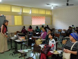Em foto, é possível ver sala de aula com turma de estudantes da....