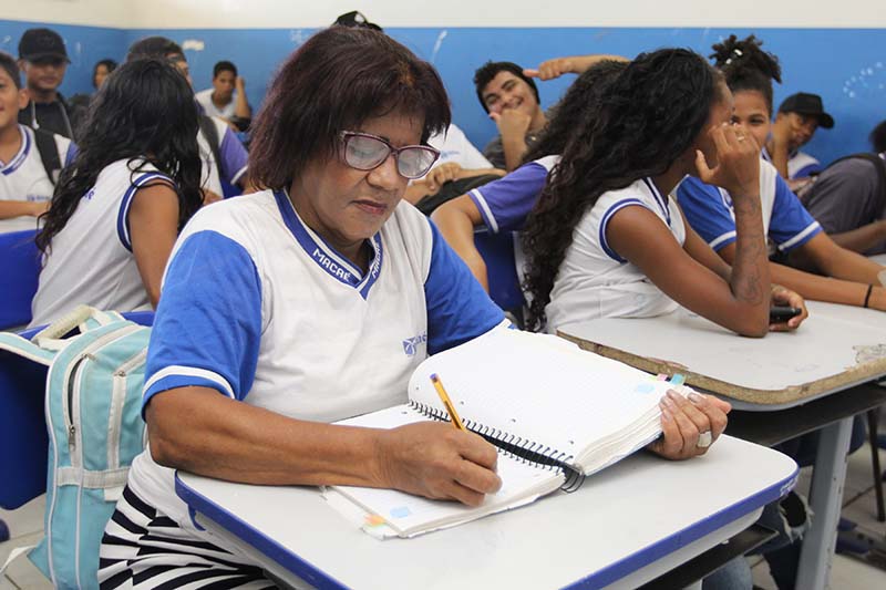 Oferta da EJA e de ensino médio noturno tem se reduzido em São Paulo; comunidades escolares resistem