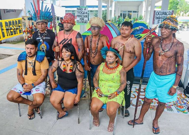 Lideranças indígenas, e a liderança Munduruku, Alessandra Korap, na sede da Seduc ocupada há 22 dias. Crédito: Sávio Maiandeua/ CITA