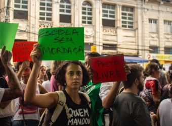 Diretores da rede estadual relatam rotina de medo, incertezas e falta de autonomia frente à onda de afastamentos em São Paulo