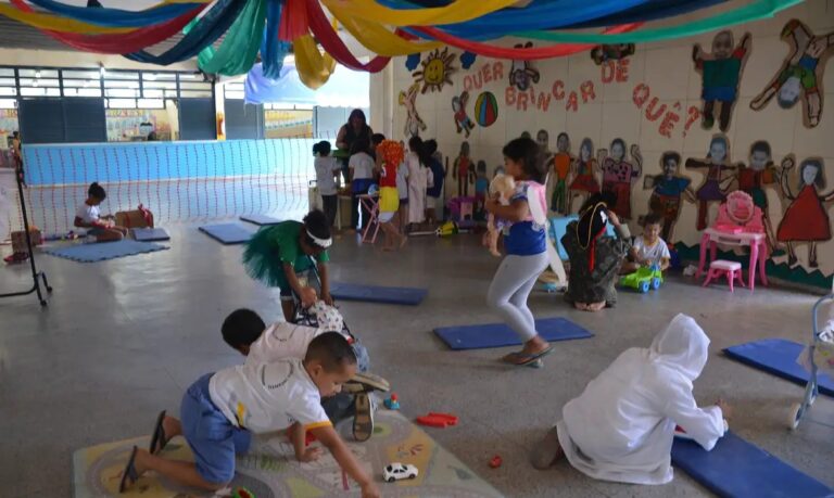 crianças e estudantes em ambiente escolar